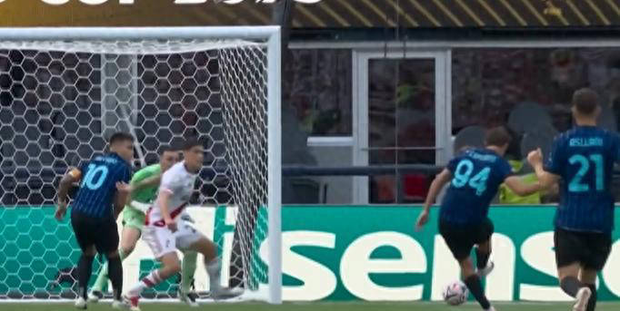 世俱杯赛场风波！河床球员赛后爆发冲突，难以控制